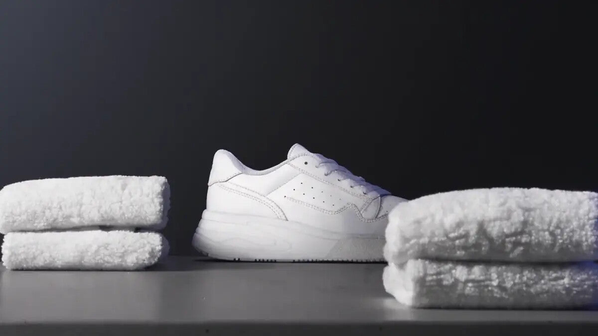 Sauberer weißer Sneaker nach dem Waschgang
